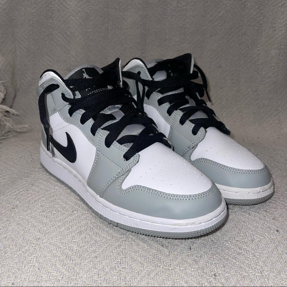 Jordan 1 Mid GS 6Y “Light Smoke Grey”